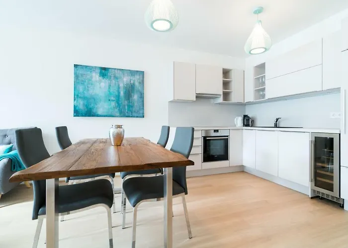 | Spacious Serviced In Directly At The U4 *