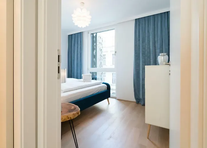 Apartamento | Spacious Serviced In Directly At The U4 *