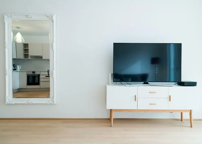 Apartamento | Spacious Serviced In Directly At The U4 *