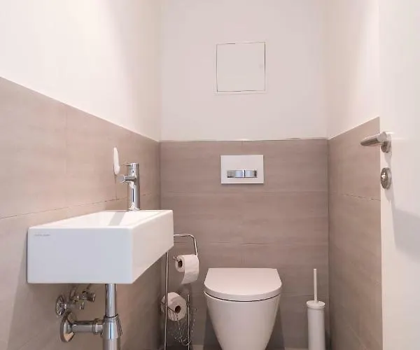 | Spacious Serviced In Directly At The U4 Apartamento Viena