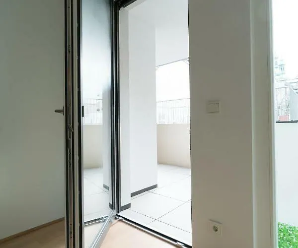 Apartamento | Spacious Serviced In Directly At The U4