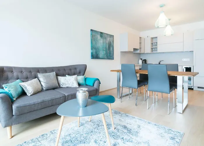 | Spacious Serviced In Directly At The U4 Apartamento