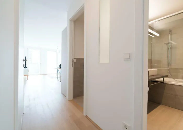 Apartamento | Spacious Serviced In Directly At The U4 *