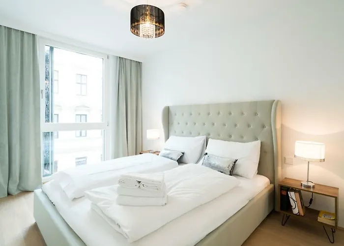 | Spacious Serviced In Directly At The U4 *