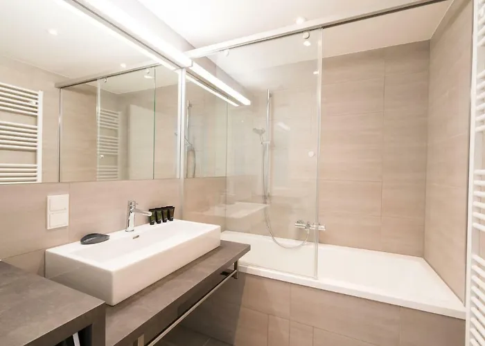 | Spacious Serviced In Directly At The U4 Apartamento *
