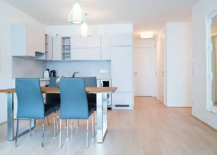 | Spacious Serviced In Directly At The U4 Apartamento *