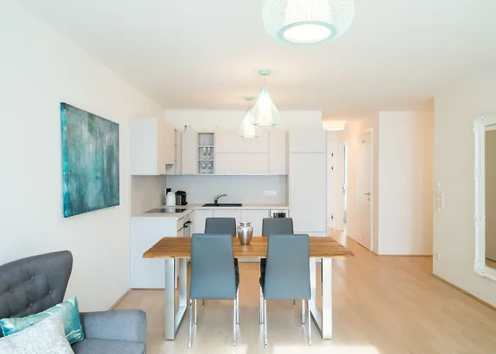 | Spacious Serviced In Directly At The U4 Viena