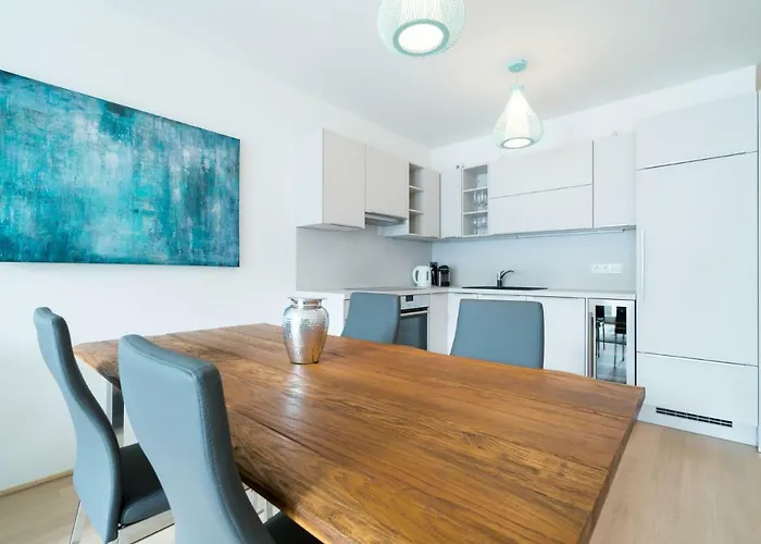 | Spacious Serviced In Directly At The U4 Viena
