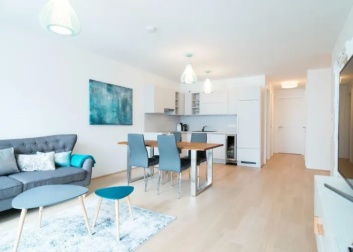 | Spacious Serviced In Directly At The U4 Apartamento *